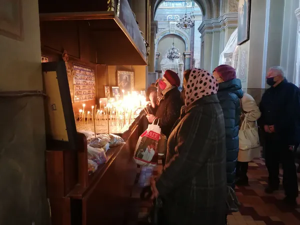 Свічки, молитва й соціальна дистанція: як у луцькому соборі святкують Благовіщення (фото)
