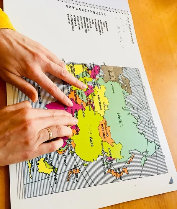 В Україні надрукували атлас світу для людей з вадами зору (фото) 