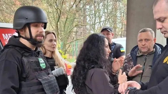 Анджеліна Джолі на Миколаївщині «визволяла» свого охоронця з ТЦК: що сталося (відео)