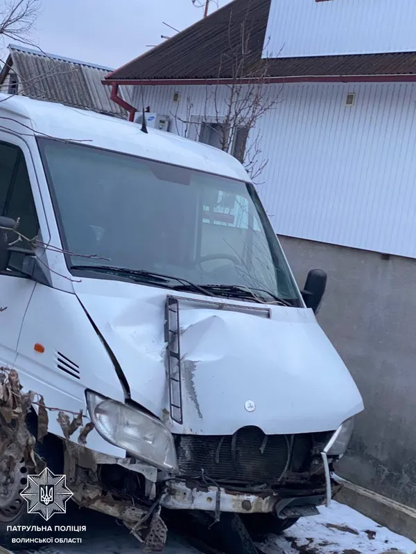 Влетів в електроопору і втік: на Волині упіймали водія-порушника