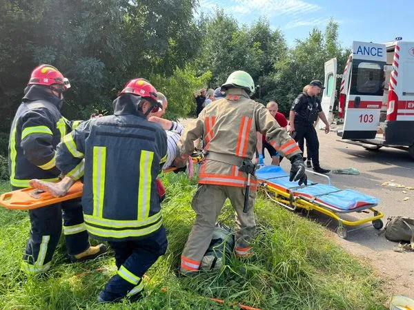 Розтрощене авто і заблокований водій: у Нововолинську зіткнулися бус і легковик (фото)