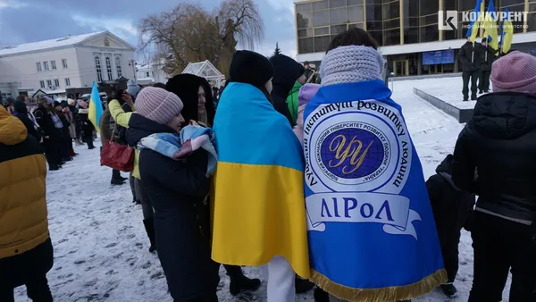 Свято єднання: у Луцьку розгорнули довжелезний стяг у День Соборності (фото, відео)