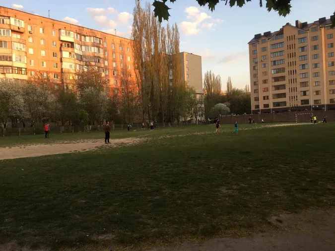 Десятки людей з дітьми на майданчику: у Луцьку масово порушують карантин (відео)