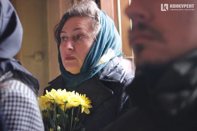 Зі сльозами та на колінах: Луцьк попрощався з трьома своїми Героями (фото, відео)