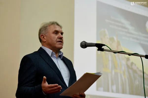 У Луцькому НТУ вручили погони молодшим лейтенантам (фото)