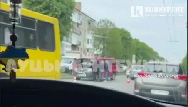 У Луцьку зіштовхнулися бус і легковик: деталі аварії, яка паралізувала вулицю