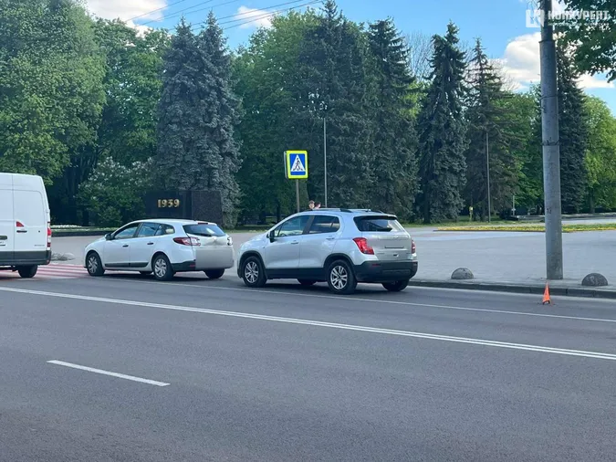 У Луцьку біля меморіалу Chevrolet влетів в Renault (фото)