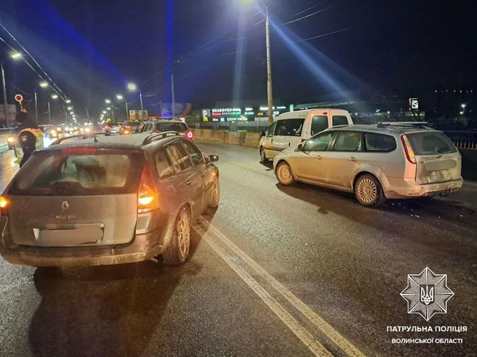 Одночасно кілька ДТП: деталі зіткнення автомобілів на мосту в Луцьку (фото)