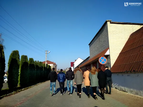 Рація, «броніки» та 100 запитань: луцькі школярі відвідали управління патрульної поліції (фото)