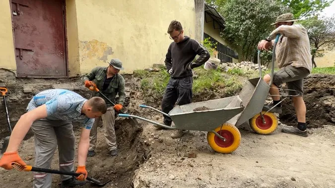 У Луцьку археологи продовжують розкопувати одну з веж Окольного замку (фото, відео)