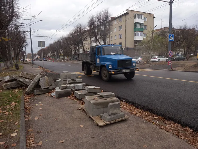 Поребрики та гідранти: що коїться на проспекті Волі у Луцьку (фото)
