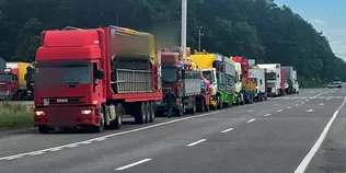 Везли пересувні атракціони: на Волині патрульні зупинили одразу 9 авто (фото)