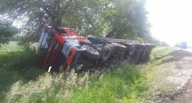На Волині вантажівка злетіла в кювет