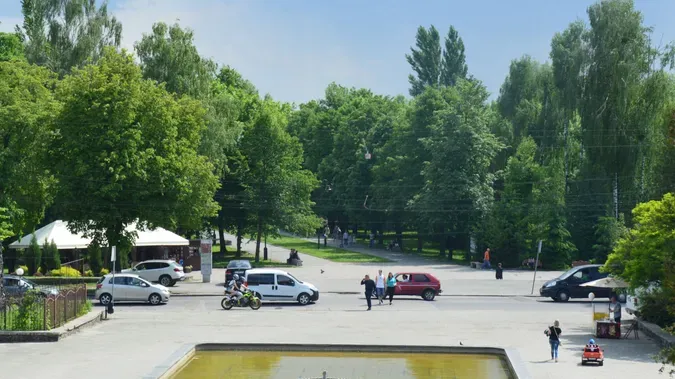 Луцька мерія просить людей не ходити у парк, але паралельно організовує там ярмарок