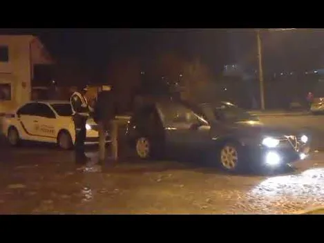 Нічного дрифтера на Alfa Romeo у Луцьку непомітно наздогнала поліція (відео)