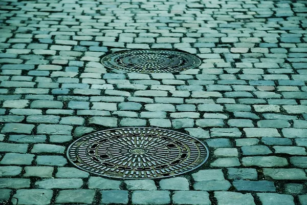У Луцьку біля дитсадка розсипалася кришка люка (фото)