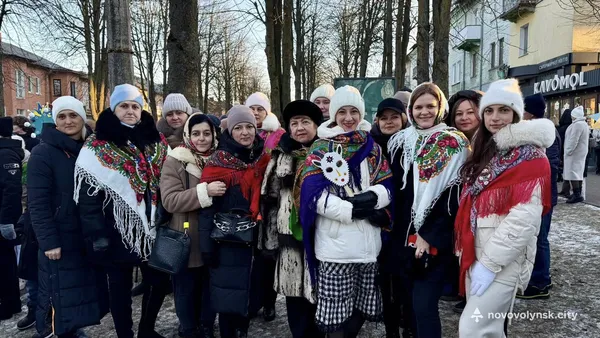 Понад тисяча учасників та різдвяні зірки: у Нововолинську вперше відбулася Хода звіздарів (фото)