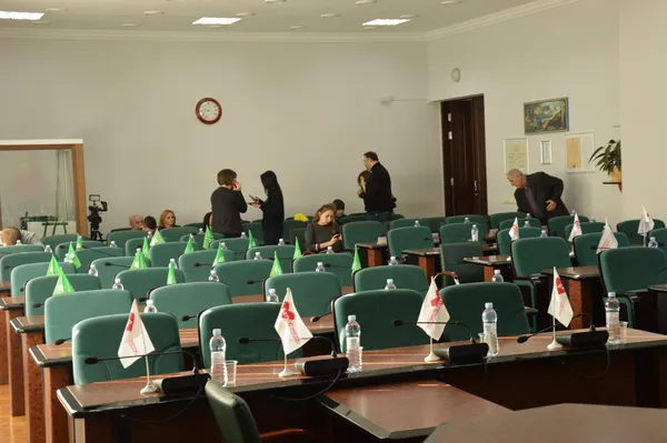 Лівий ряд, де зазвичай сидять «укропівці» та «Батьківщина», пустий