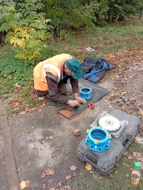 У Ковелі водопровід прогнив наскрізь: на вулиці Степана Бандери стався витік води (фото)