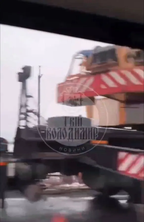 На Волині вантажівку з кювету діставали кранами (фото)