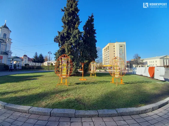 У центрі Луцька встановили декоративні писанки: свято наближається (фото, оновлено)