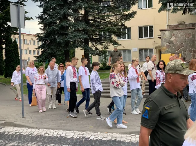 У День прапора лучани вбрались у сорочки, а будинки прикрасили стягами (фото)
