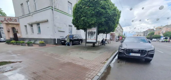 У Луцьку водій елітної автівки вдавав, що його вже оштрафували муніципали