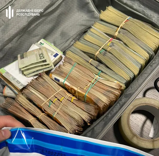 Український дипломат хотів вивезти через «Ягодин» купу золота і валюти (фото)