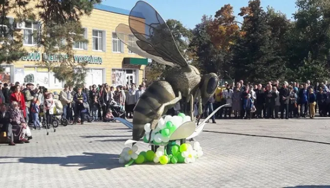 На Волині з'явився гігантський пам'ятник бджолі (фото)