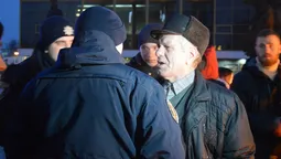 У центрі Луцька чоловік під час флеш-мобу хотів "спалити Путіна" (фото, відео 18+)