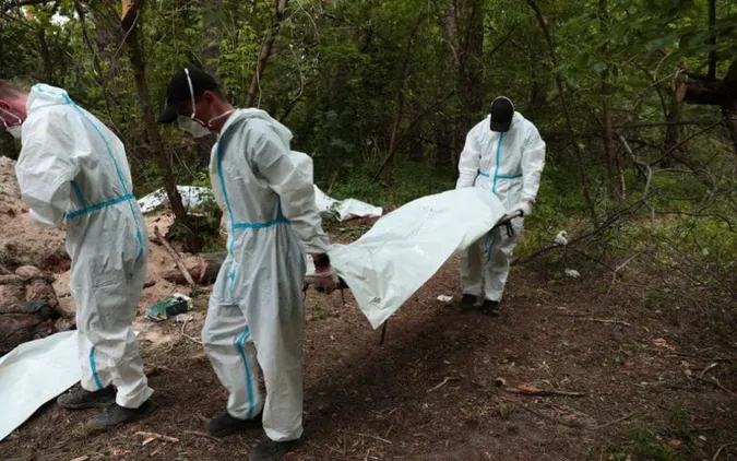 Зв’язані руки та прострілені коліна: під Бучею виявили ще одне масове поховання