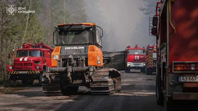 У Чорнобильській зоні вирує масштабна лісова пожежа на 1100 гектарах (фото)