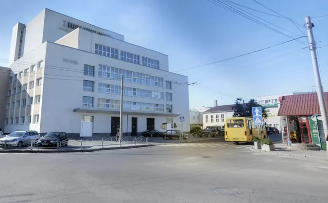 Позаду драмтеатру в Луцьку встановлять «загублений» дорожній знак