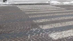 У центрі Луцька авто збило жінку на пішохідному переході (відео)