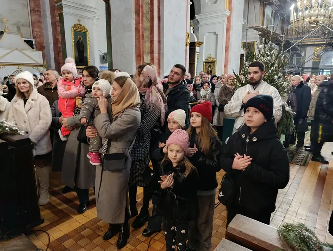 Молитви і колядки: у луцькому соборі Святої Трійці провели різдвяну службу (фото)