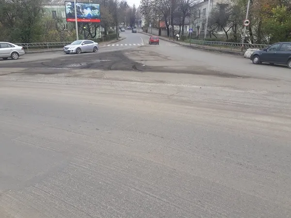 Показали, як ремонтують кільце біля Набережної (фото)