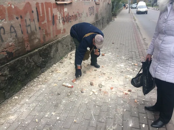 З будинку в центрі Луцька посипалася цегла (фото, відео)