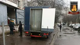 Привозять продукти в «ЕКО маркет»: лучани скаржаться, що їм через автівки ніде пройти