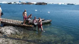 Українські полярники відзначили Водохреще купанням у бухті (фото)