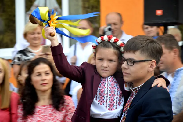 Як у луцькій школі № 1 зустріли першокласників (фото)