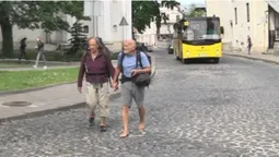 До Луцька босоніж прийшов відомий мандрівник (фото, відео)