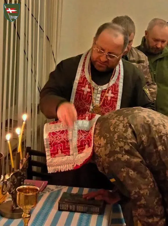 Капелани волинської бригади сповідають і причащають на фронті (фото)