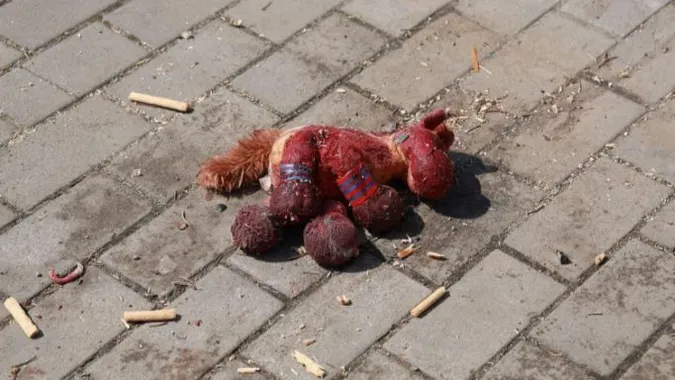 Закривавлену дитячу іграшку з вокзалу в Краматорську передадуть в ООН (відео)