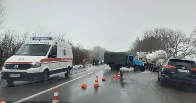 На автодорозі Луцьк – Горохів зіткнулися дві вантажівки й легковик: є постраждалі (фото, відео)