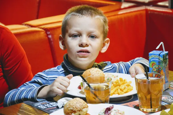 З прохолодного двору – в затишне кафе, де можна смачно поїсти