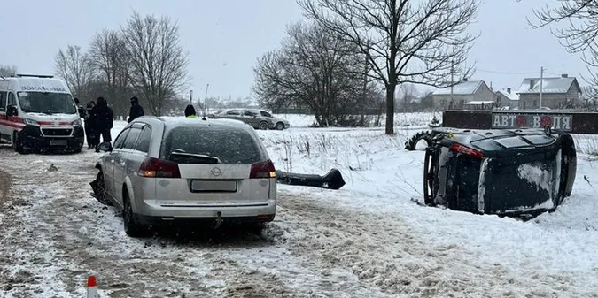 Авто у кюветі, семеро травмованих: волиняни потрапили у ДТП на Львівщині (фото)