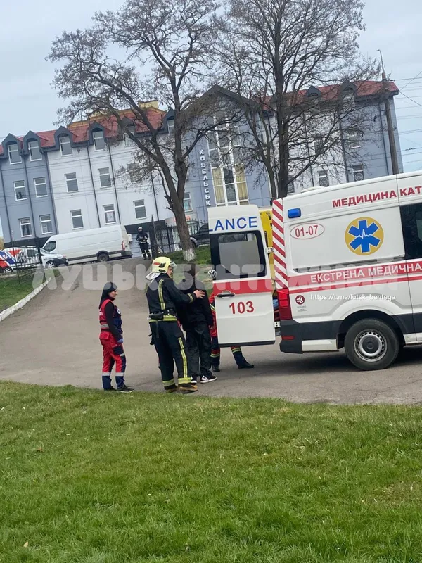 До одного з вишів Луцька з'їхалося багато пожежників та «швидка»: що коїться (фото)