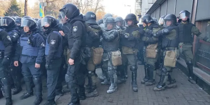 Під Радою – сутички: постраждали поліцейські