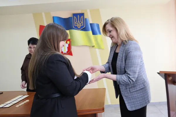 Президент присвоїв звання «Мати-героїня» дев'ятьом лучанкам (фото)