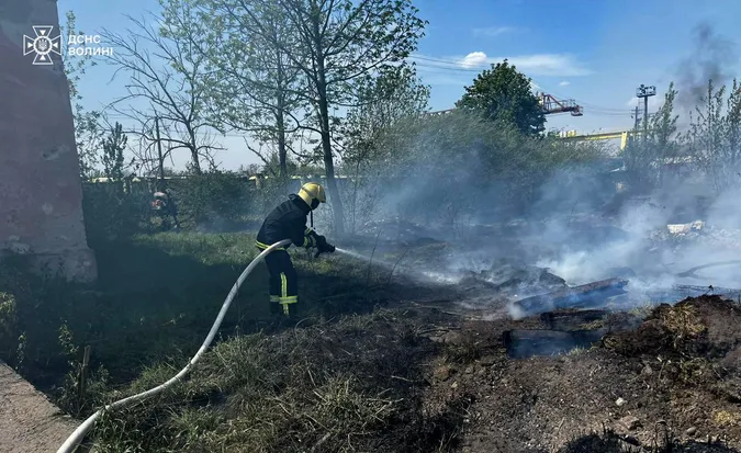 На Волині загасили 9 пожеж сухої трави: займання сталися у всіх районах області (фото)